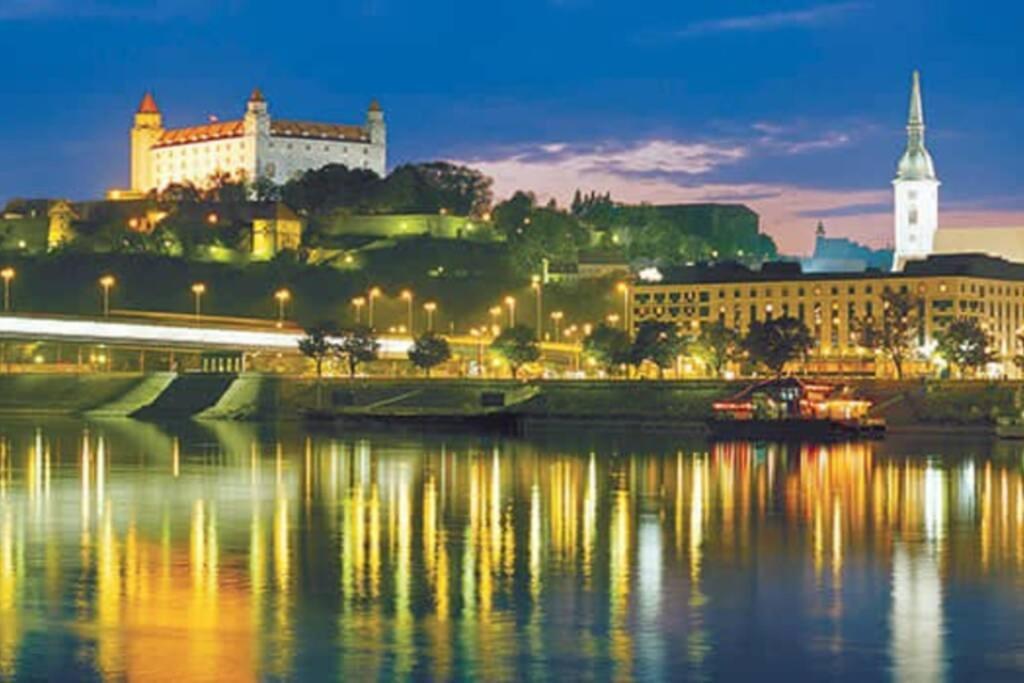 Apartamento Boutique Flat In Old Town Bratislava Exterior foto