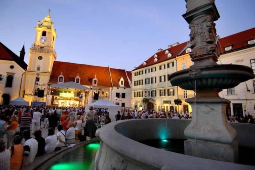 Apartamento Boutique Flat In Old Town Bratislava Exterior foto