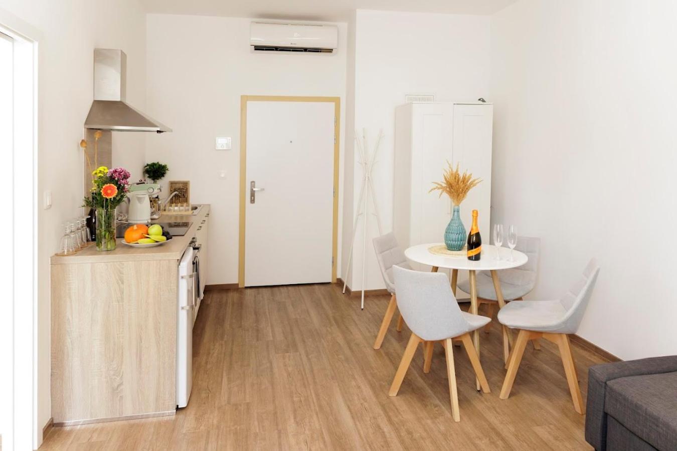 Apartamento Boutique Flat In Old Town Bratislava Exterior foto